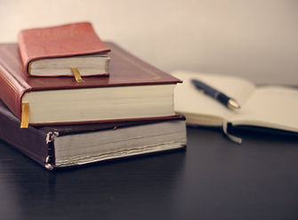 在書桌上的書